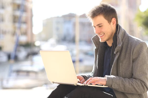 Empreendedor trabalhando com um laptop ao ar livre — Fotografia de Stock