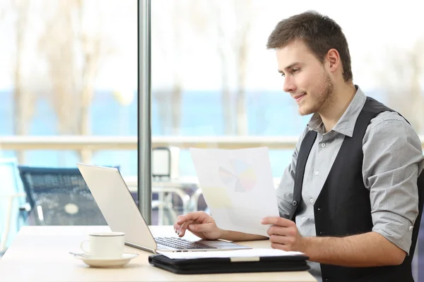 Freelance trabalhando on-line em uma cafeteria — Fotografia de Stock