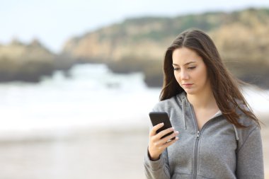 Üzgün genç cep telefonu kontrol