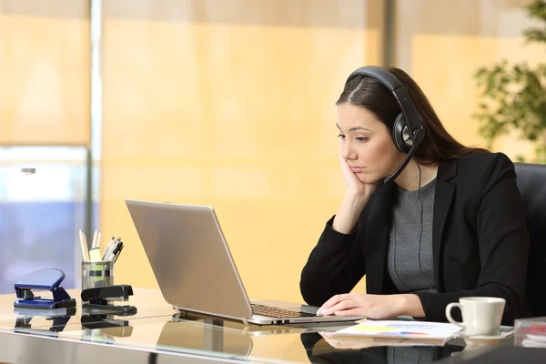 Bored operator working at office — Stockfoto