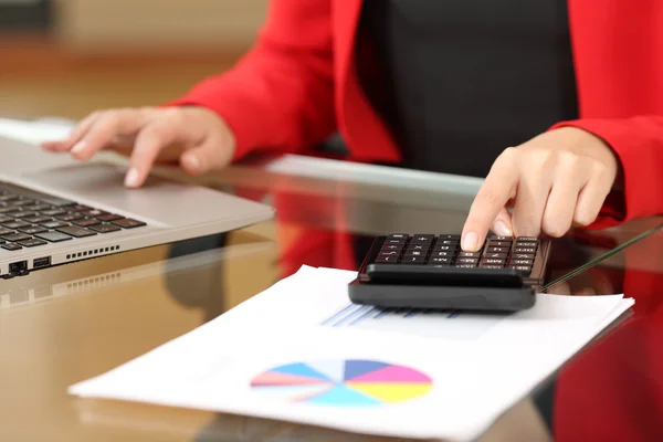 Contabilità donna d'affari con calcolatrice e laptop — Foto Stock