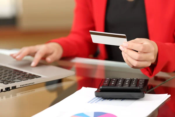 Businesswoman buying online with credit card — Stockfoto