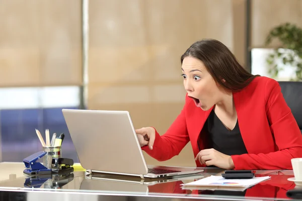Aufgeregte Geschäftsfrau schaut erstaunliche Neuigkeiten — Stockfoto