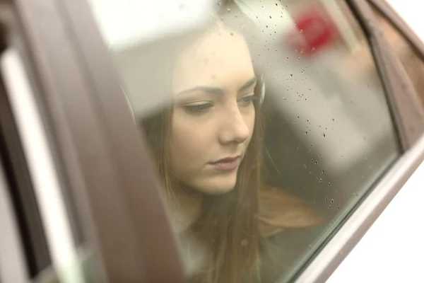 Triste passageiro do carro olhando através da janela — Fotografia de Stock