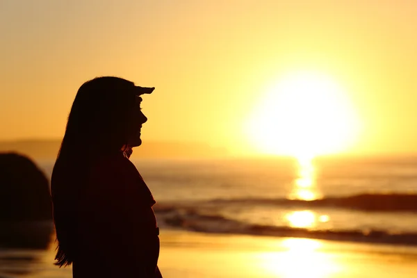 女性のシルエットが夕日を楽しみにして — ストック写真