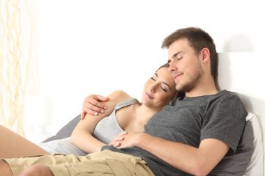 Kaç sarılma ve bir yatakta uyumak