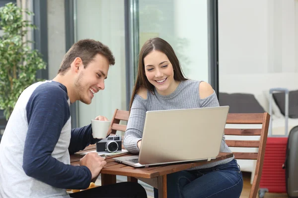 Pareja de turistas reserva hotel listo para viajar — Foto de Stock