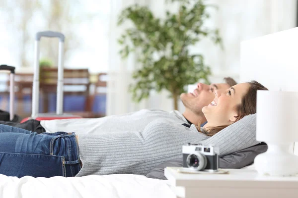 Couple of tourists relaxing in an hotel room — Stock Photo, Image