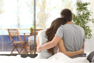 Mutlu çift evde pencereden bakıyor