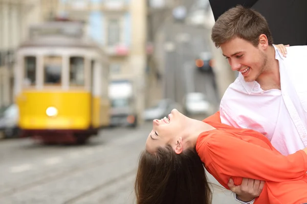 Engraçado casal flertando e brincando na rua — Fotografia de Stock