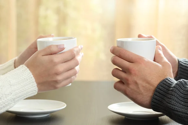Hände von Paar mit Kaffeetassen — Stockfoto