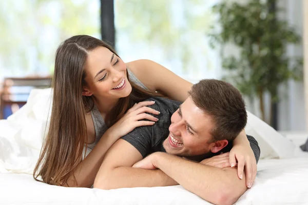 Pareja feliz o matrimonio bromeando en la cama — Foto de Stock