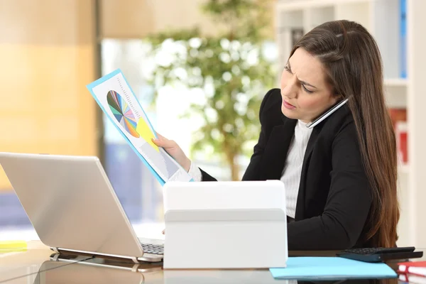 Femme d'affaires en colère appelant au téléphone — Photo