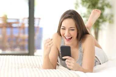 Heyecanlı kazanan telefon evde kontrol