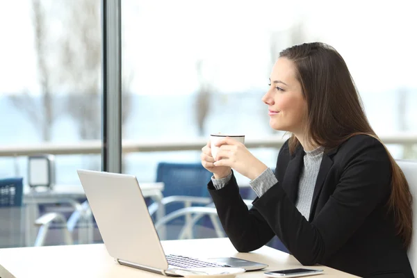 Mujer de negocios pensando y planeando en una cafetería —  Fotos de Stock