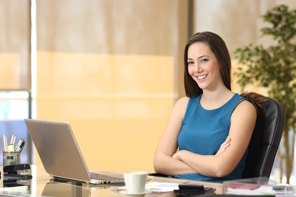 Vertrouwen ondernemer of zakenvrouw poseren — Stockfoto