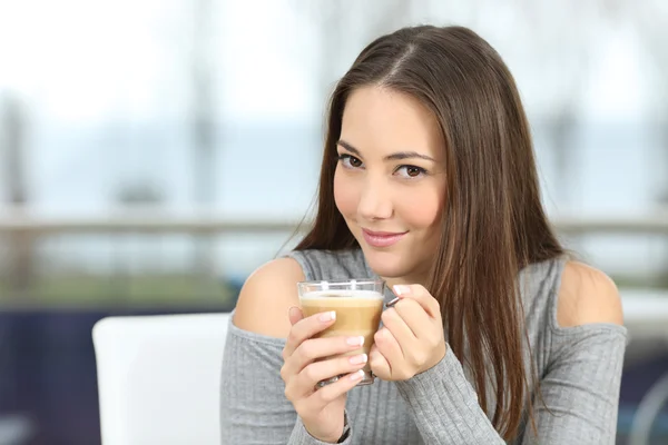 Donna fiduciosa posa in possesso di una tazza di caffè — Foto Stock