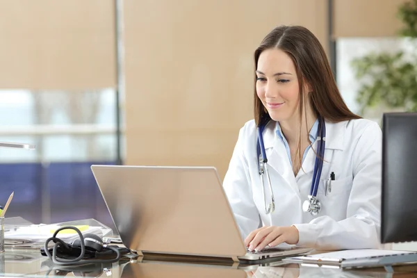 Médico trabajando en línea en una consulta — Foto de Stock