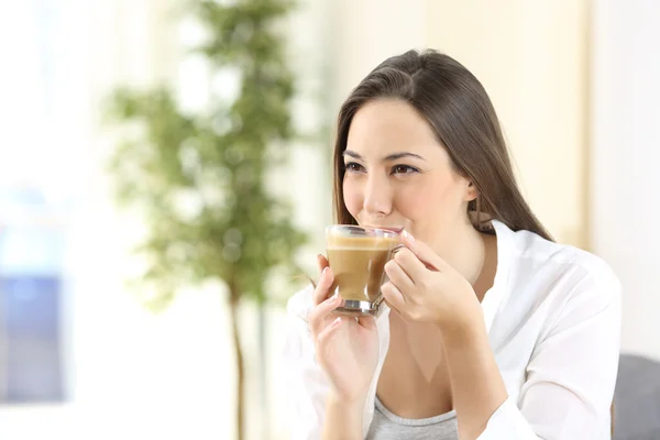 Donna che beve un delizioso caffè con latte — Foto Stock
