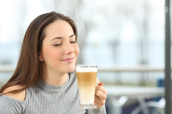 Mulher desfrutando de um café macchiato — Fotografia de Stock