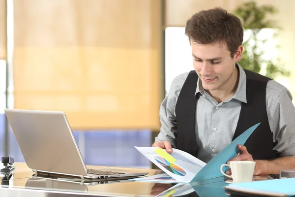 Imprenditore che lavora guardando le statistiche — Foto Stock