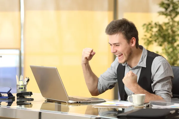 Excited businessman online with laptop — Stock Photo, Image