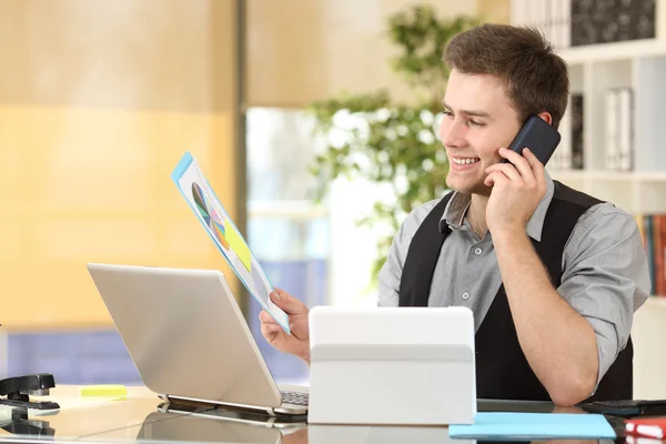 Führungskraft, die mit mehreren Geräten arbeitet — Stockfoto