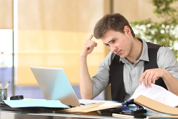 Hombre de negocios incompetente en línea —  Fotos de Stock