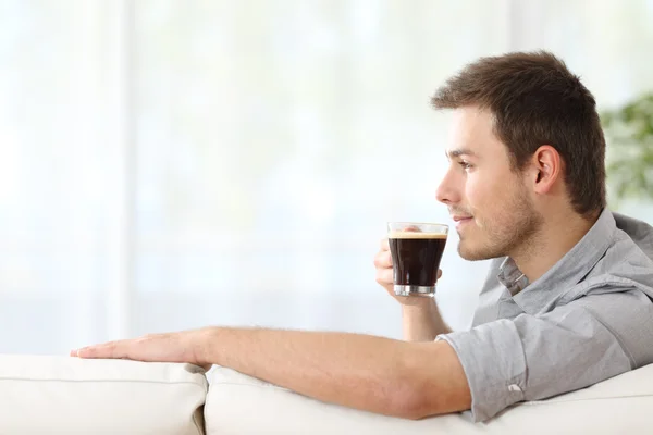 Homem desfrutando de uma xícara de café em casa — Fotografia de Stock