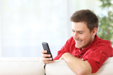 Bir telefon medya içeriklerinde izleyen adamım