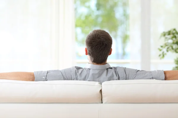 Man santai di sofa di rumah — Stok Foto