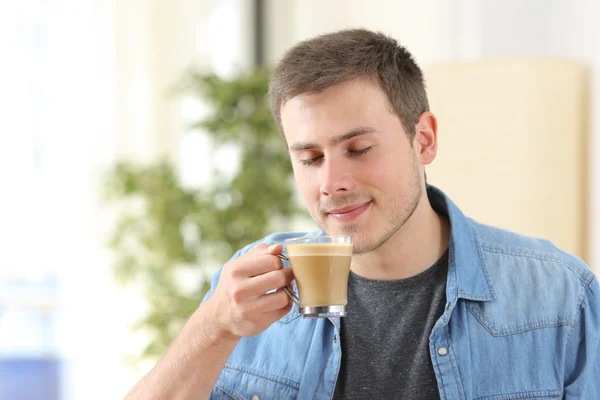 Чоловік дегустує каву вдома — стокове фото