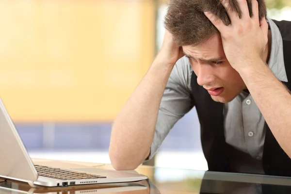 Besorgter Unternehmer schaut auf Laptop — Stockfoto