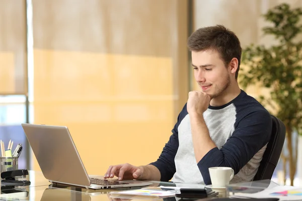 Młody przedsiębiorca pracuje w trybie online — Zdjęcie stockowe