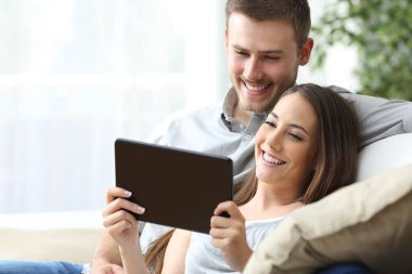 Bir tablet medyada izlerken Çift