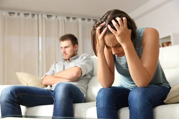 Enojado y triste pareja después de la discusión — Foto de Stock