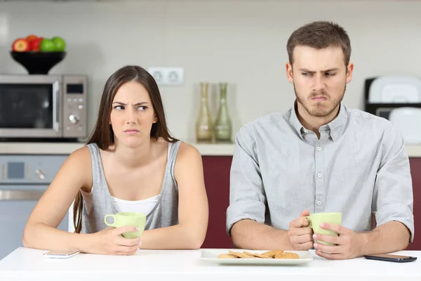 Pareja enojada después de discusión —  Fotos de Stock