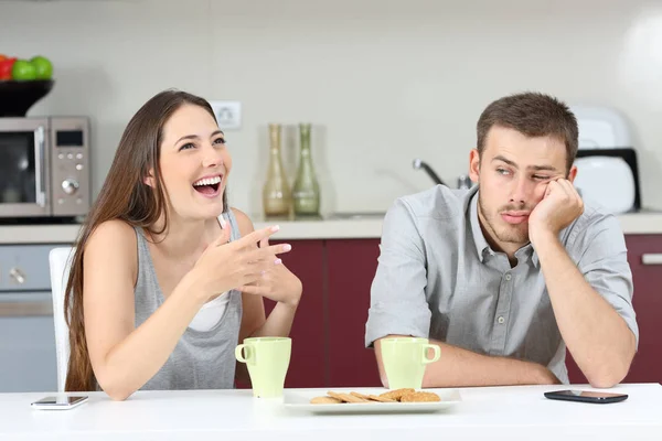 Znudzony mąż słysząc jego żona w rozmowie — Zdjęcie stockowe