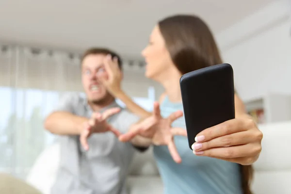 Pár harcolnak egy mozgatható telefon — Stock Fotó