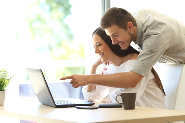 Pareja buscando en línea en un ordenador portátil en casa — Foto de Stock