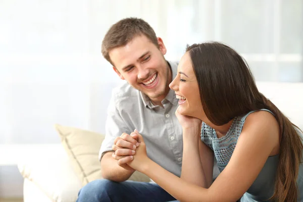 Szczęśliwa para lub małżeństwa, śmiejąc się w domu — Zdjęcie stockowe