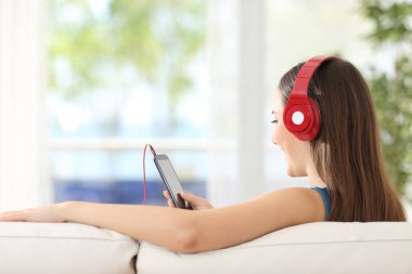 Bir kanepe evde kız dinleme müzik