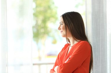 Düşünceli kadın pencereden arıyor