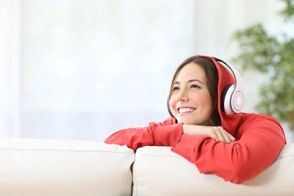 Soñador adolescente chica escuchando música —  Fotos de Stock