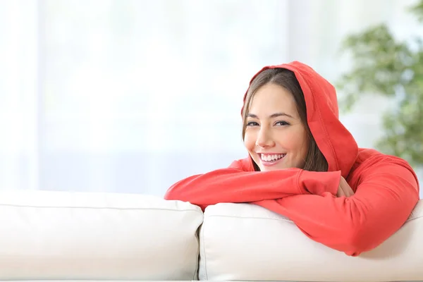 Menina adolescente feliz em vermelho posando em casa — Fotografia de Stock