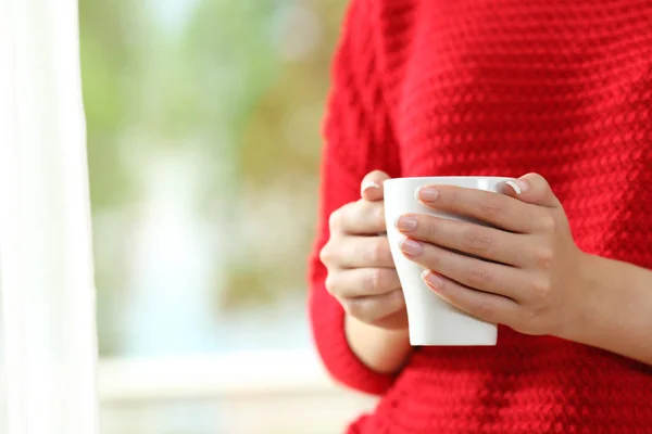 Žena ruce držící šálek kávy — Stock fotografie