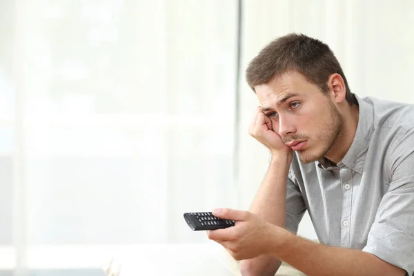 Homem entediado assistindo tv e zapping — Fotografia de Stock