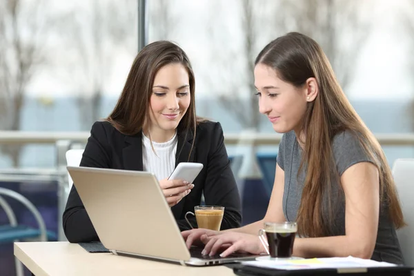 Due donne d'affari che lavorano online in una caffetteria — Foto Stock