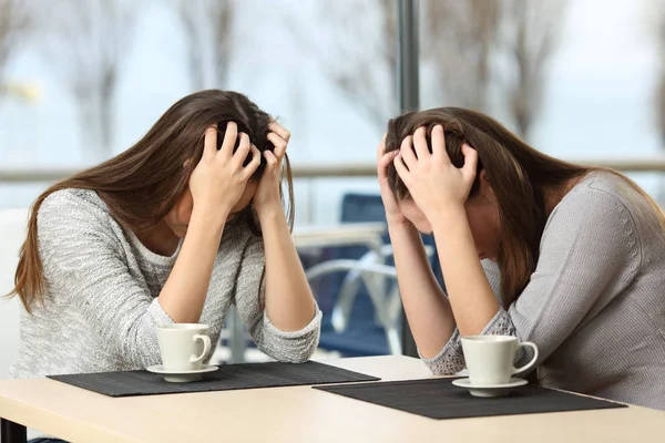 Две отчаявшиеся грустные девушки в баре — стоковое фото
