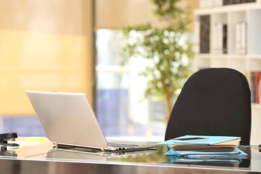 Office çalışma alanı ile bir dizüstü bilgisayar